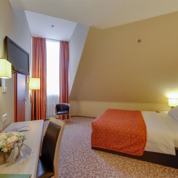 Стандарт мансардный с двуспальной кроватью. Фото 1