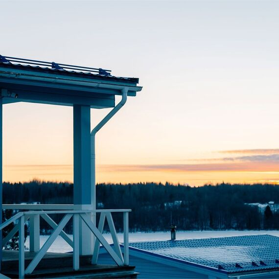 Большой дом с камином и кухней. Фото 24