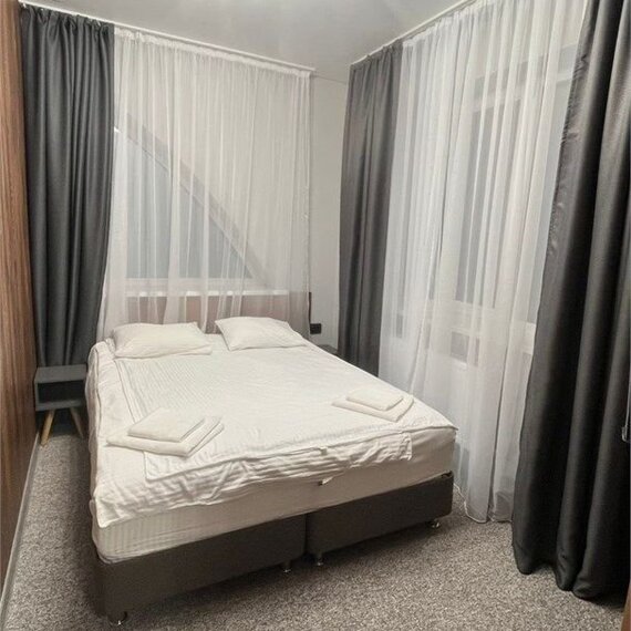 Четырехместный стандарт улучшенный с двуспальной кроватью и двухместным диваном. Фото 26