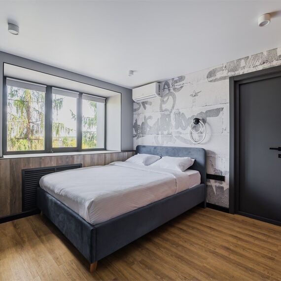 Классик с  1 двуспальной кроватью и ванной. Фото 1