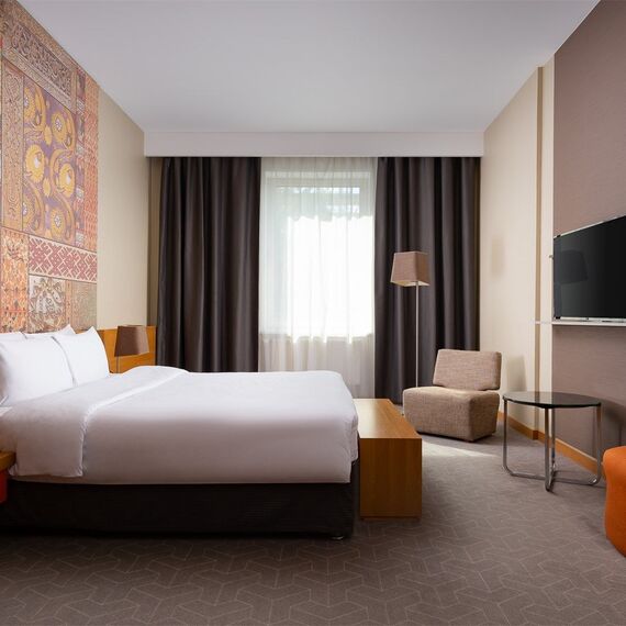 Улучшенный номер с кроватью размера 