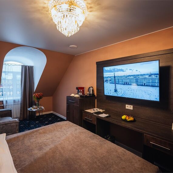 Номер на мансарде с окнами на Малую Конюшенную. Фото 6