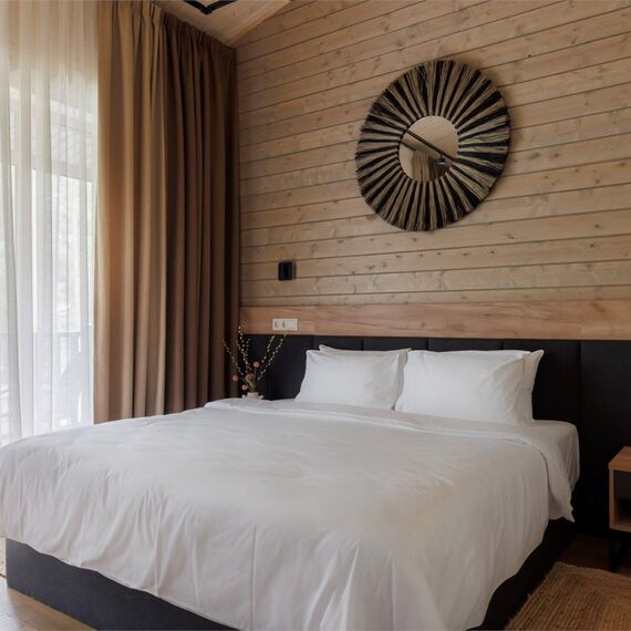 Стандартный номер с двуспальной кроватью и балконом. Фото 1