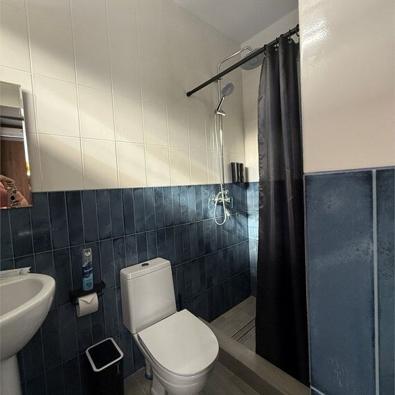 Двухкомнатный Четырехместный стандарт с 2-мя раздельными кроватями и двухместным диваном. Фото 7