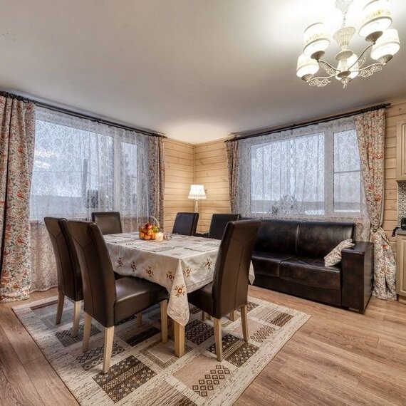 Большой дом с камином и кухней. Фото 5
