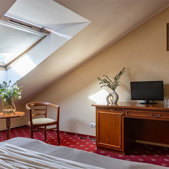 Улучшенный номер с мансардным окном. Фото 2