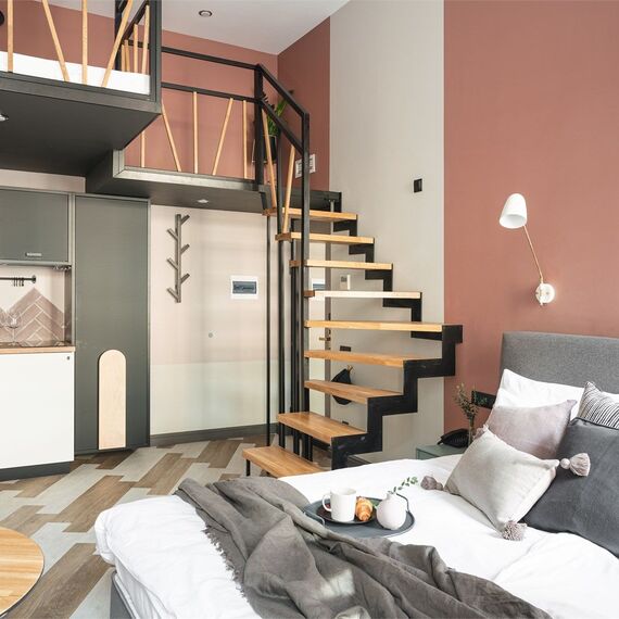 Двухуровневый номер-студио с видом на город. Фото 7