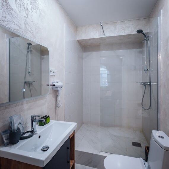 Номер на мансарде с окнами во двор. Фото 13