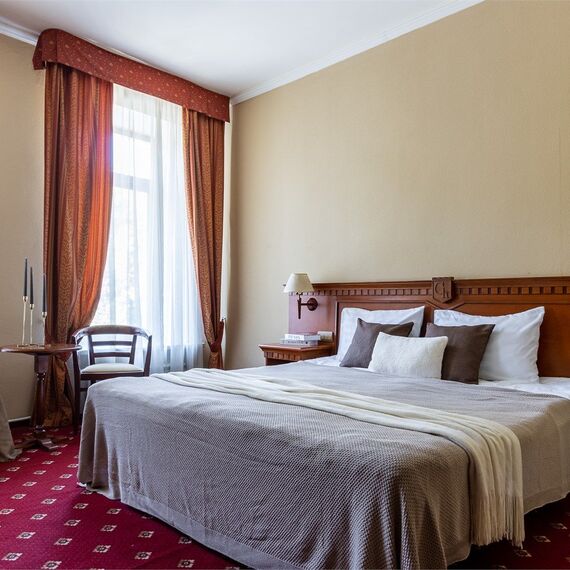 Улучшенный номер с 1 кроватью. Фото 1