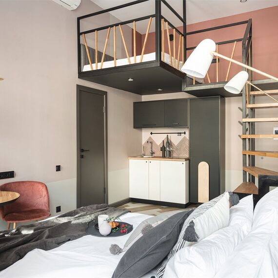 Двухуровневый номер-студио с видом на город. Фото 9