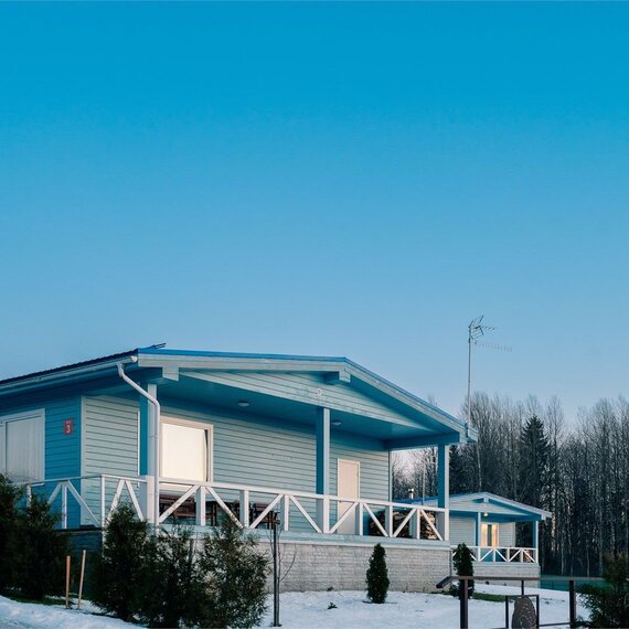 Большой дом с камином и кухней. Фото 26