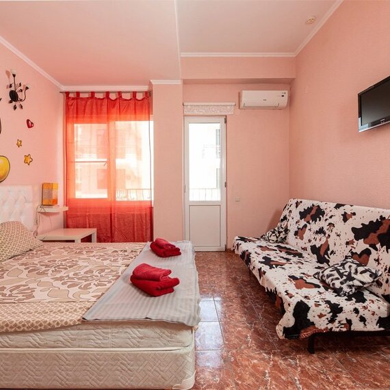 Трехместный стандартный номер с балконом. Фото 1