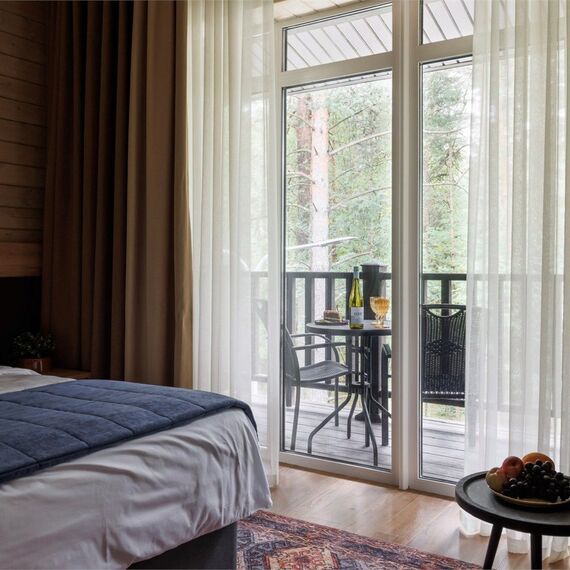 Комфорт с двуспальной кроватью, балконом и видом на лес. Фото 6