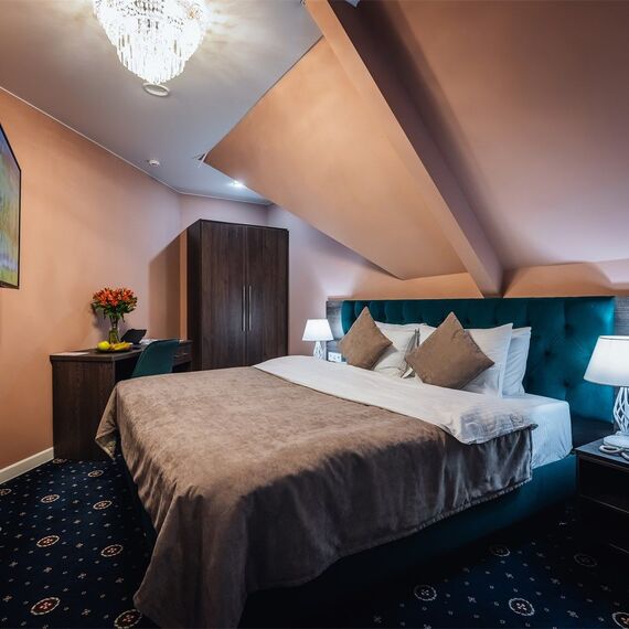 Номер на мансарде с окнами во двор. Фото 1