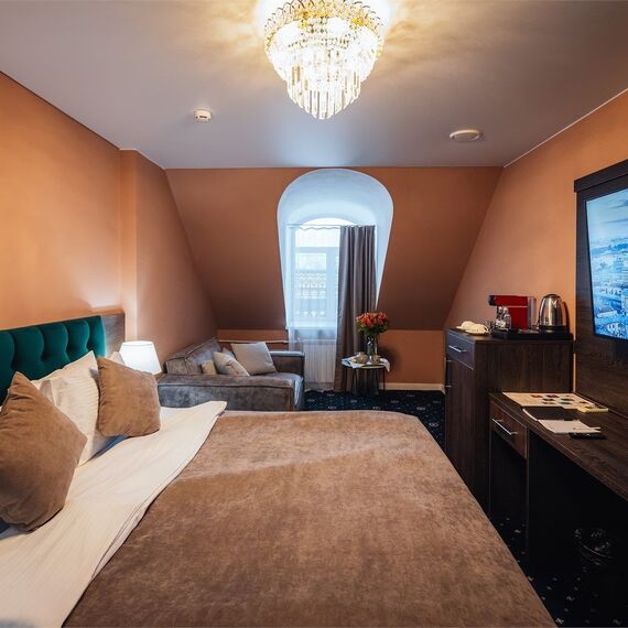 Номер на мансарде с окнами на Малую Конюшенную. Фото 1