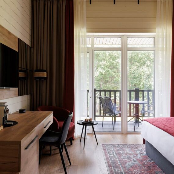 Комфорт с двуспальной кроватью, балконом и видом на лес. Фото 2