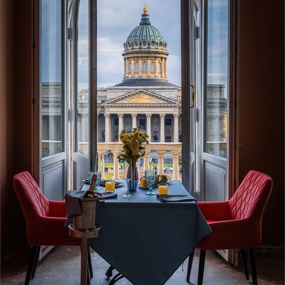 Люкс с балконом и видом на Казанский собор. Фото 2