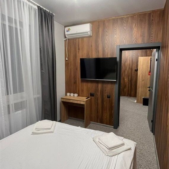 Четырехместный стандарт улучшенный с двуспальной кроватью и двухместным диваном. Фото 25