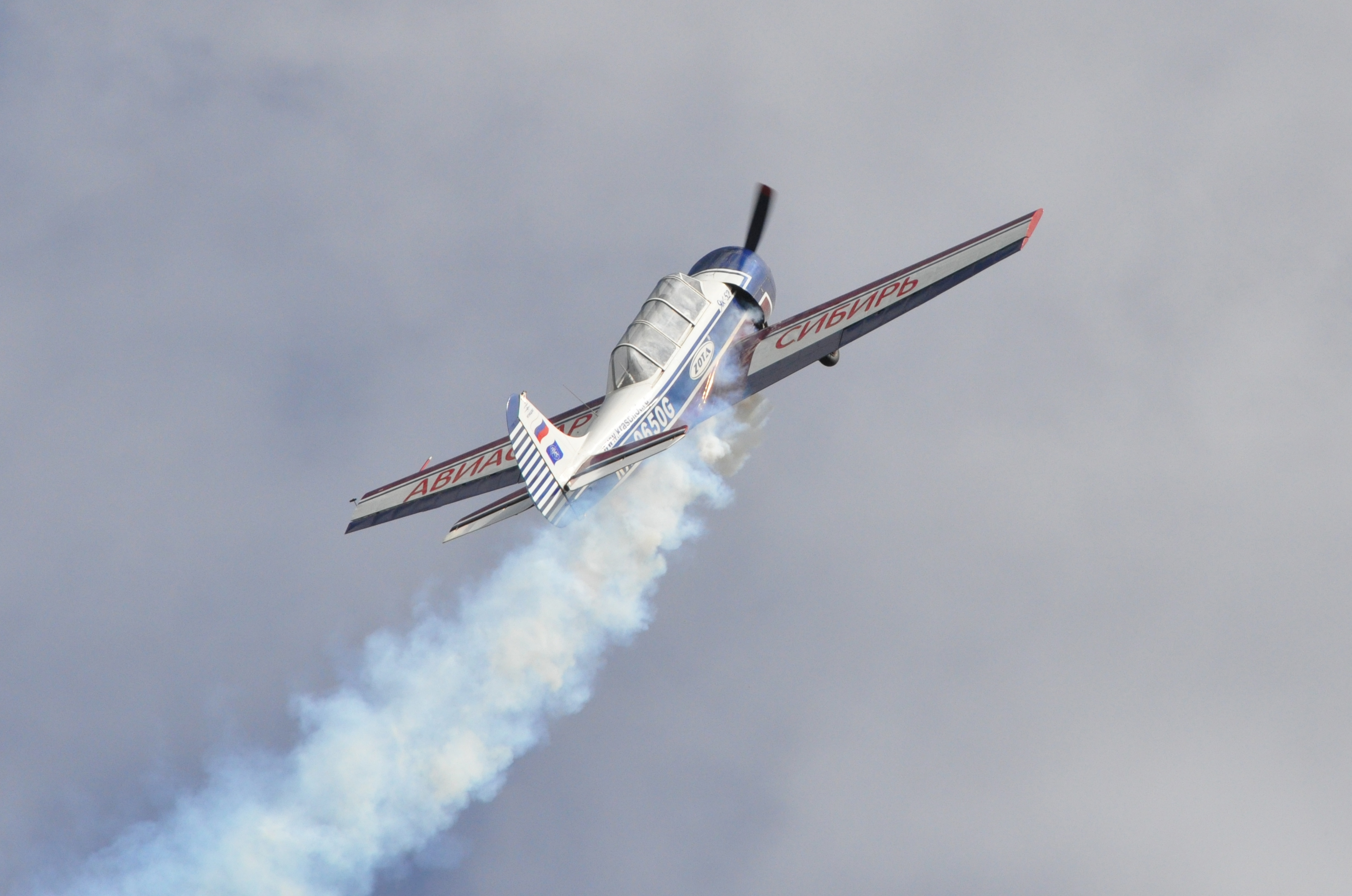 Фигуры высшего пилотажа на як-52. Учебный самолет як 52. Як пилотаж. Як-52 ссср. Спортивные самолеты.