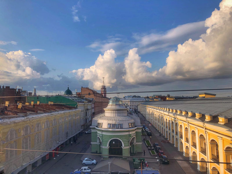 Панорама городского пейзажа с облаками, улица и здания в Санкт-Петербурге на закате